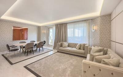 Luxuriously renovated 3 Bedroom apartment