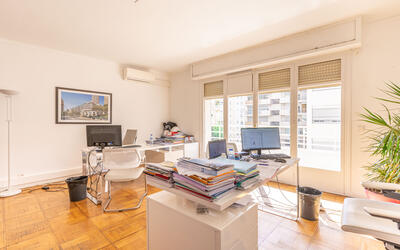 BEAUTIFUL SPACIOUS 3-ROOM OFFICE - GOOD INVESTMENT