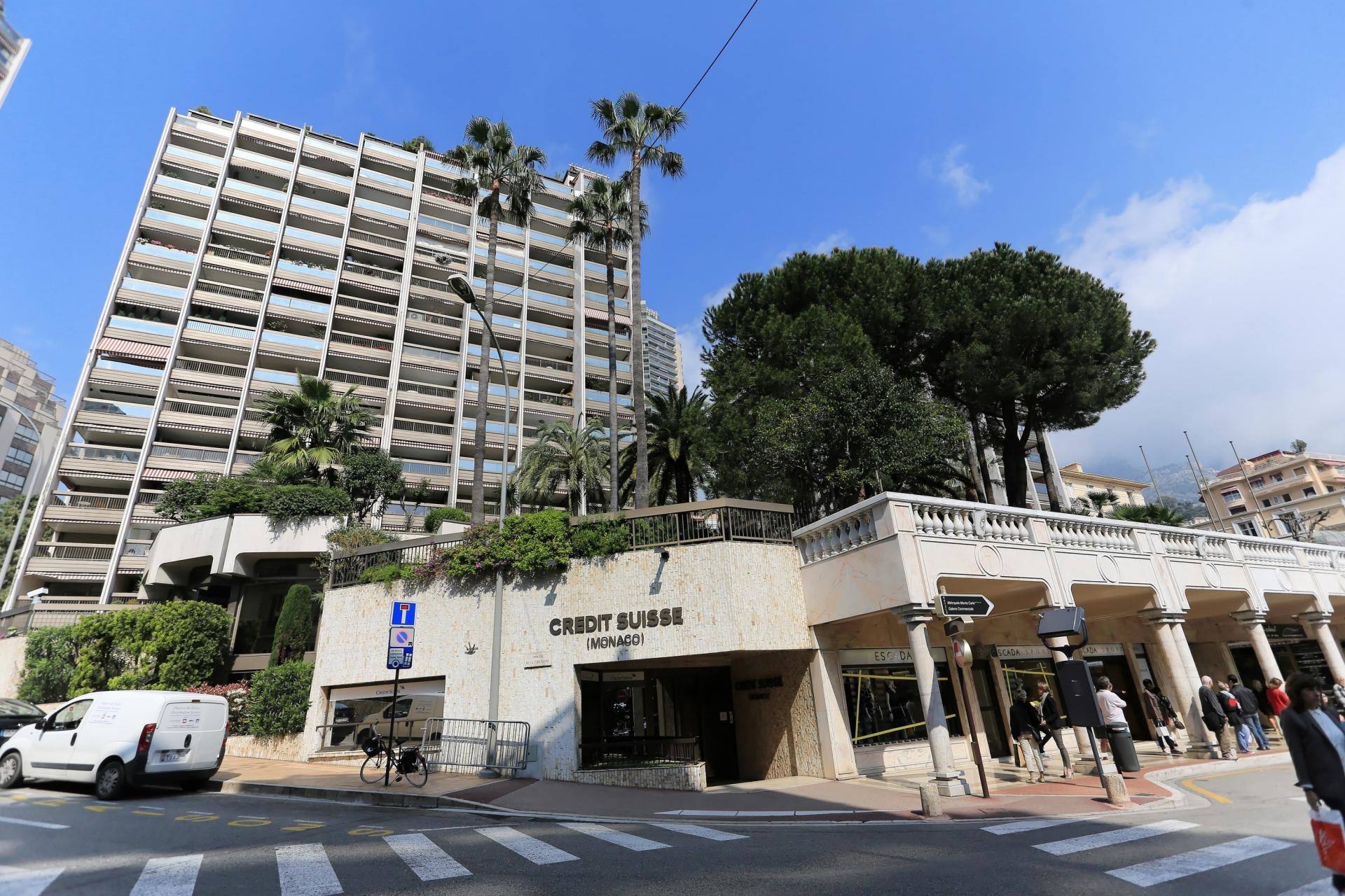 LOCAL COMMERCIAL / BUREAU AVEC VITRINE ET 2 PARKINGS- CARRE D'OR - Bureaux à vendre à Monaco