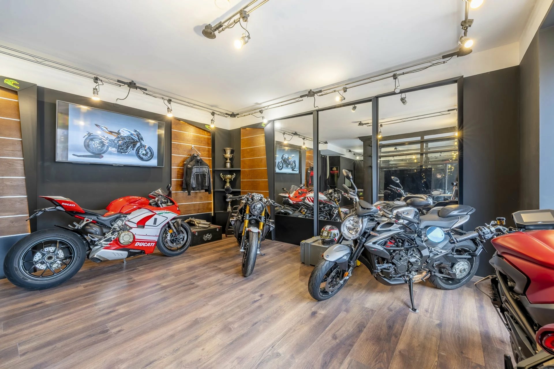 Exclusive - Condamine - Sale and repair workshop Motorcycles - Sales of commercial spaces