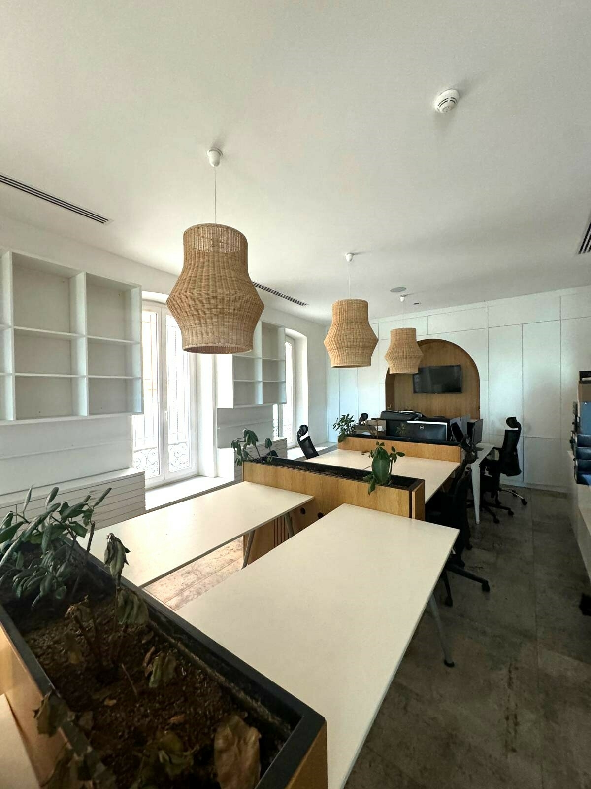 Espace de bureaux avec double vitrine situé sur une rue très passante - Locations de bureaux
