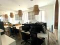 Espace de bureaux avec double vitrine situé sur une rue très passante - Locations de bureaux