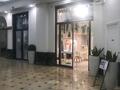 LOCAL AVEC VITRINE LOCATION BAIL PRÉCAIRE - Locations de locaux